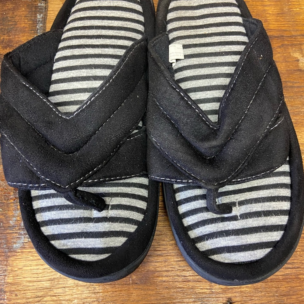 Zizor black Size small house shoes womens 6.5 - 7.5 flip flop thong shoes